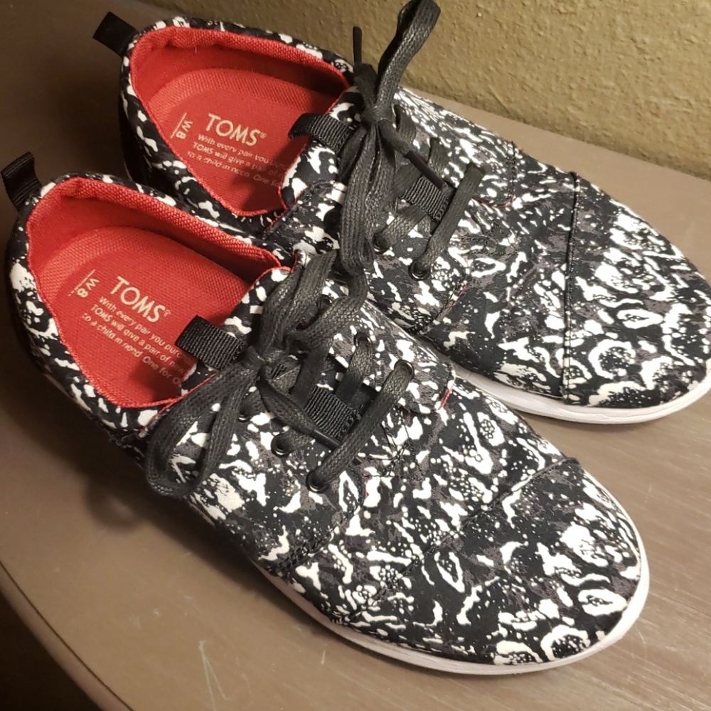 TOMS TENNIS SHOES
